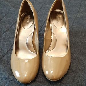 Sz. 11 Nude 2 1/2 inch pumps